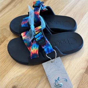 NEW CHACO Chillos Kid’s Size 2 Youth Dark Tie Dye Sandals Slides JCH180342